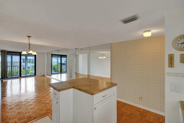 Unit 410 photo 11