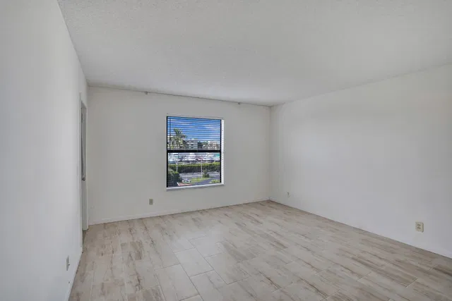Unit 410 photo 23