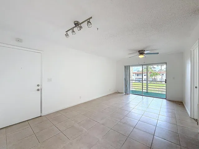 Unit 235 photo 6