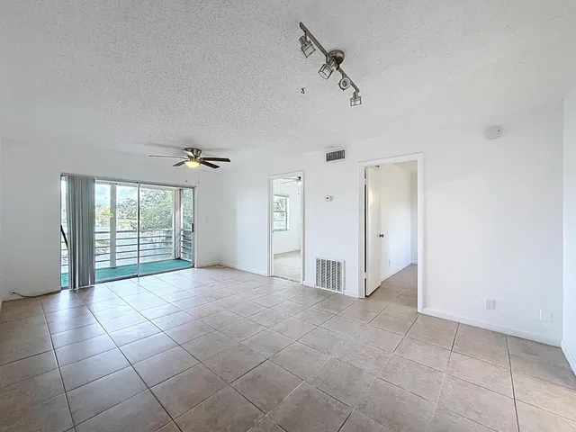 Unit 235 photo 7