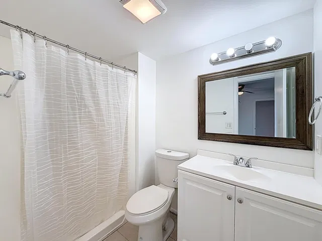 Unit 235 photo 18