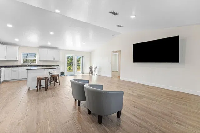 Residence photo 2