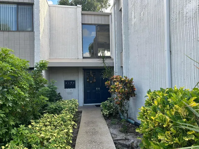 Unit 125 photo 3