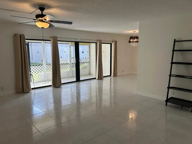 Unit 125 photo 4