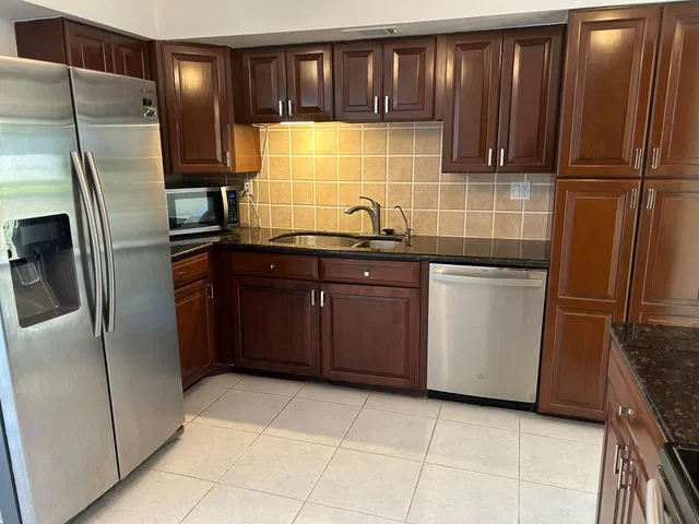 Unit 125 photo 5