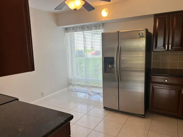 Unit 125 photo 6