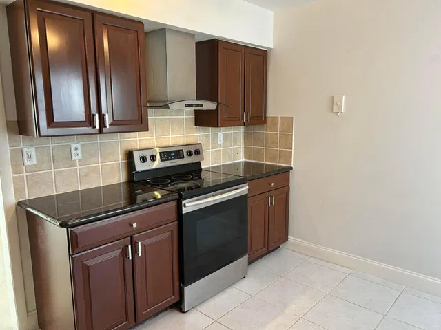Unit 125 photo 7