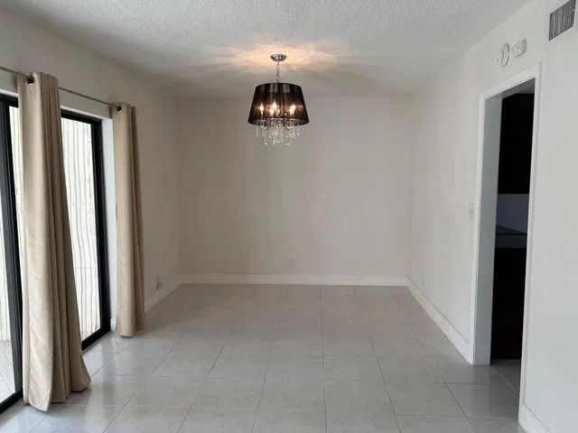 Unit 125 photo 9