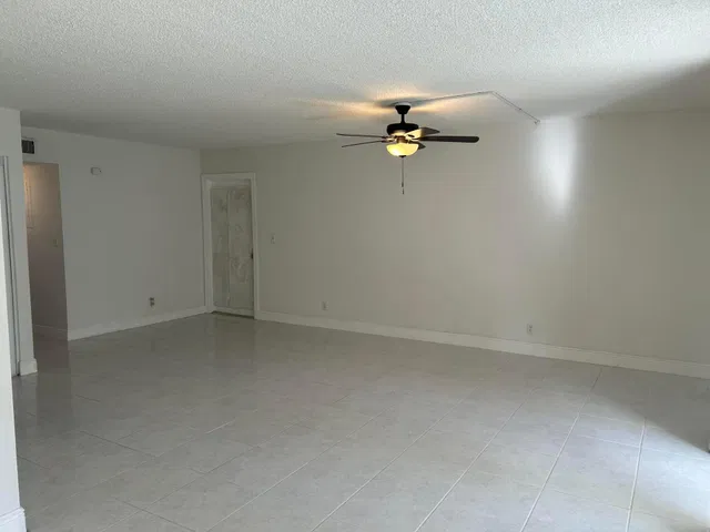 Unit 125 photo 11