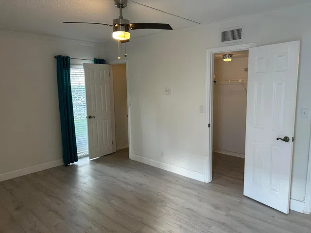 Unit 125 photo 13