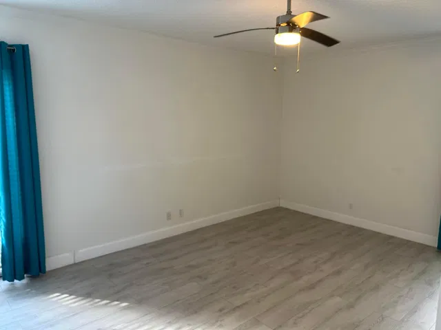 Unit 125 photo 14