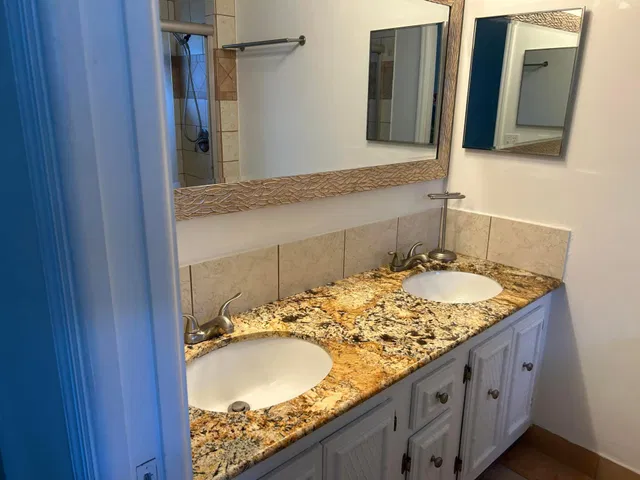 Unit 125 photo 15