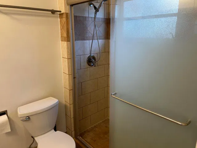 Unit 125 photo 16