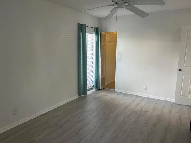 Unit 125 photo 17