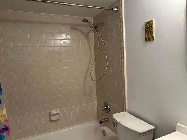 Unit 125 photo 18