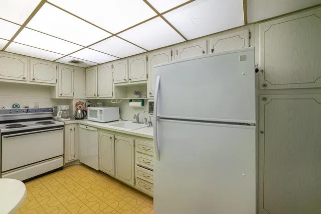 The Patrician of Palm Beach Unit 206 photo 9
