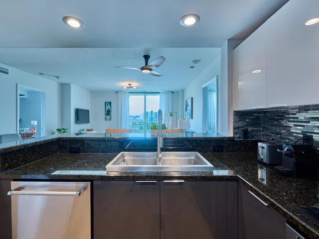 610 Clematis Unit 522 photo 15