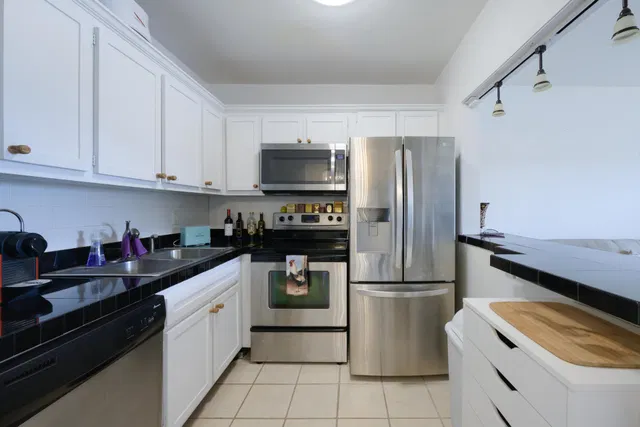 Unit 208 photo 8