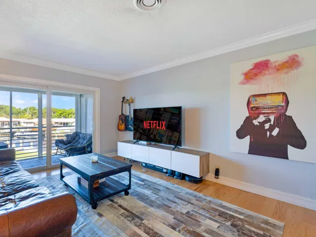 Unit 2140 photo 14