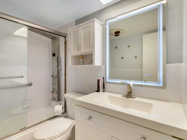 Unit 2140 photo 18