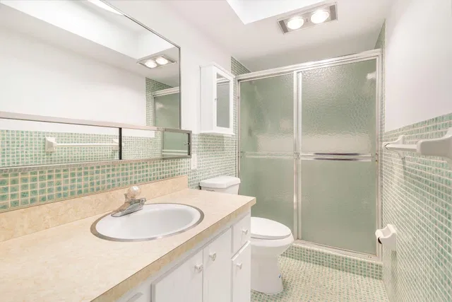 Unit 402 photo 18