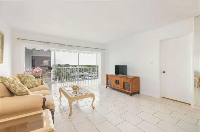  Unit 402 photo 10