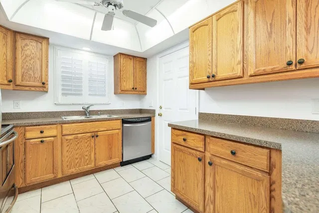  Unit 402 photo 13