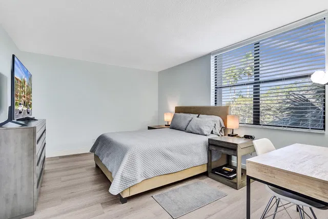 Unit 2304 photo 5