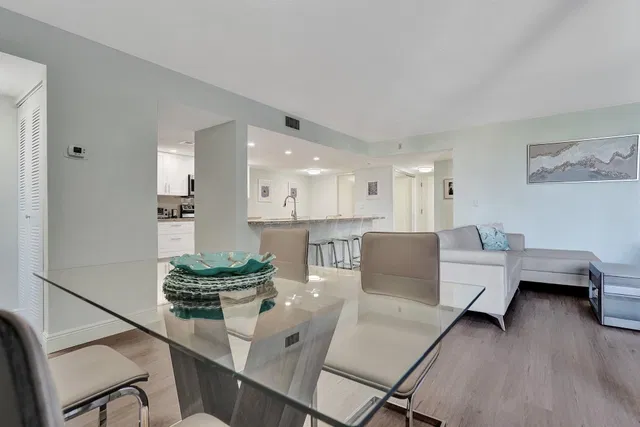 Unit 2304 photo 7