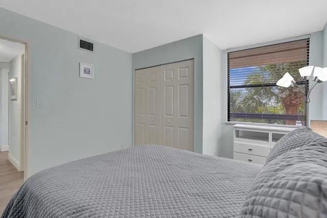 Unit 2304 photo 8