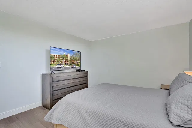 Unit 2304 photo 14