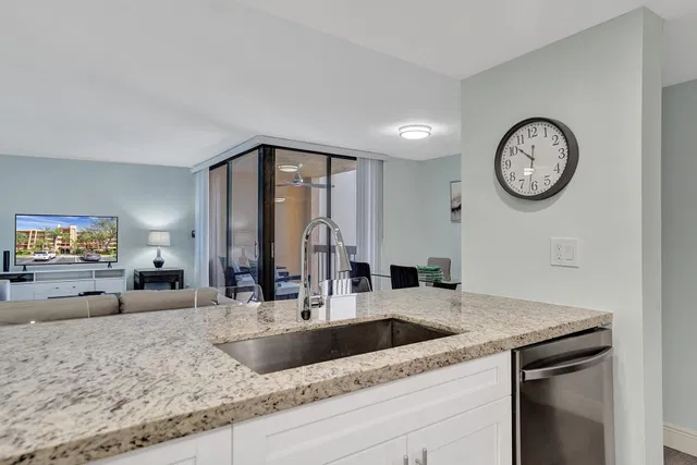 Unit 2304 photo 33