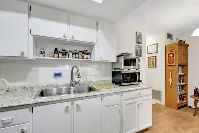 Unit 117-7 photo 15