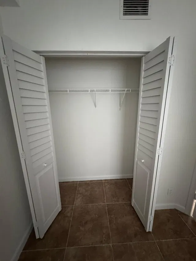 Unit 1311 photo 2
