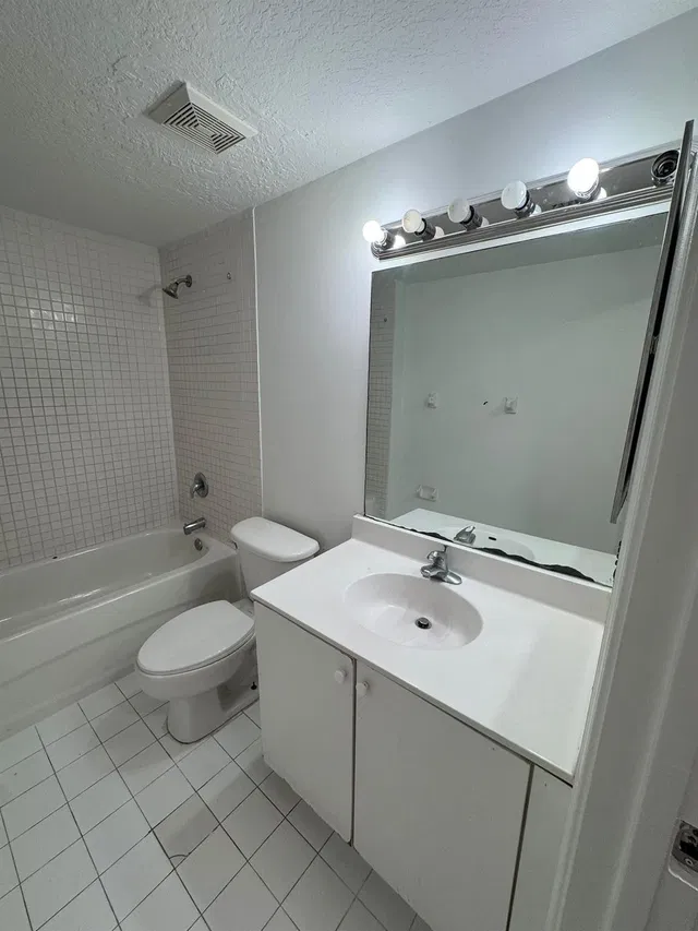 Unit 1311 photo 4