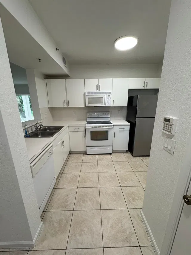 Unit 1311 photo 2