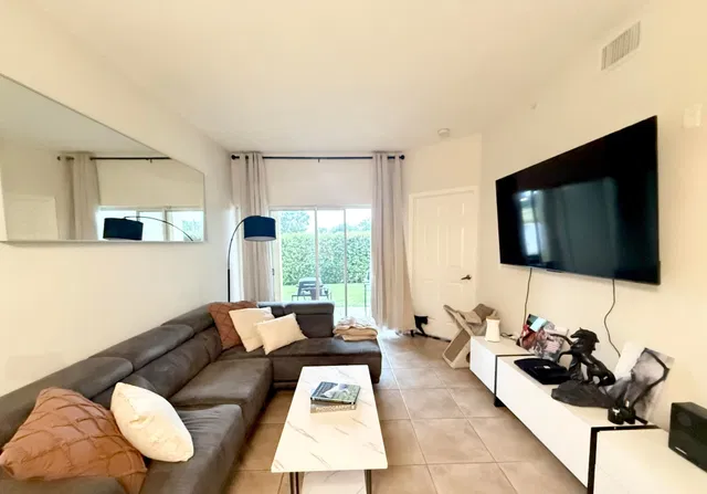 Unit 508 photo 4