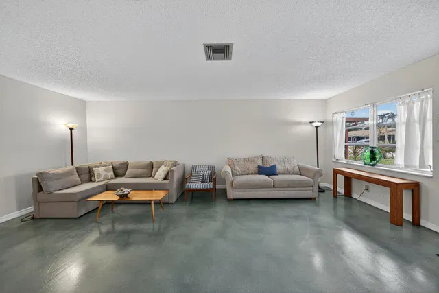 Residence photo 12