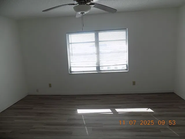 Unit 501 photo 11