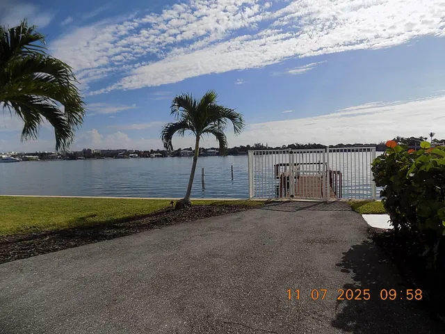 Unit 501 photo 18