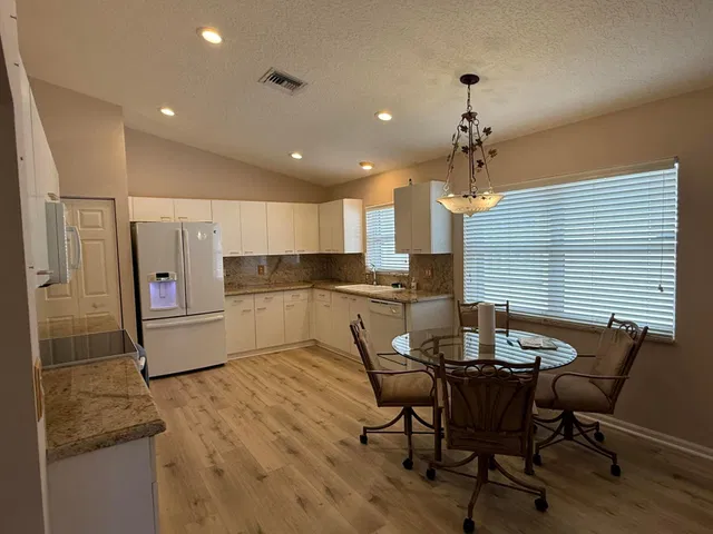  Residence photo 4