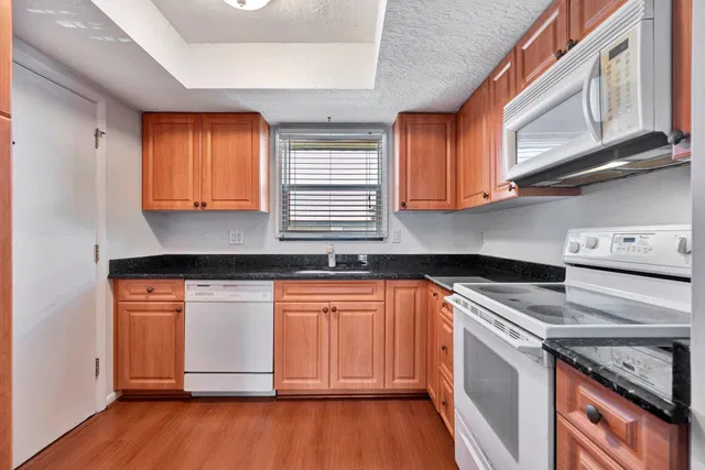 Unit 211 photo 5