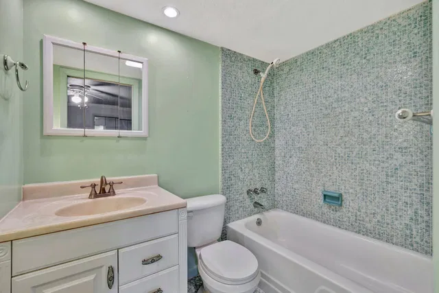 Unit 211 photo 16