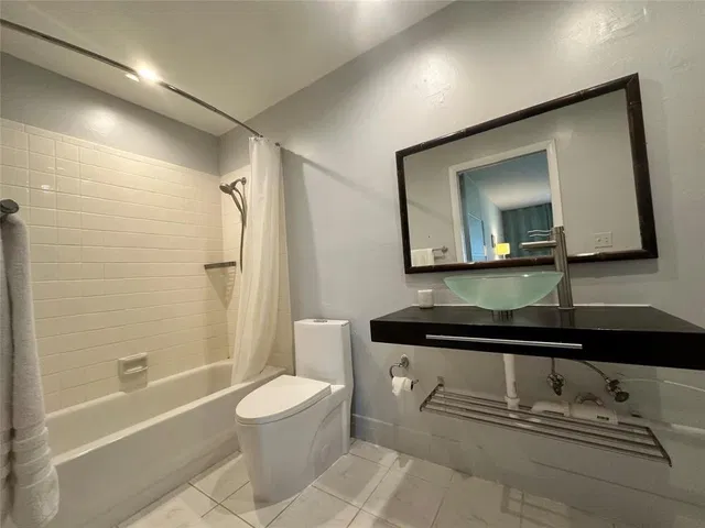 Unit B photo 19