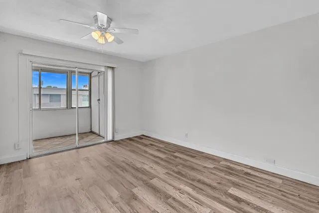 Unit H photo 22