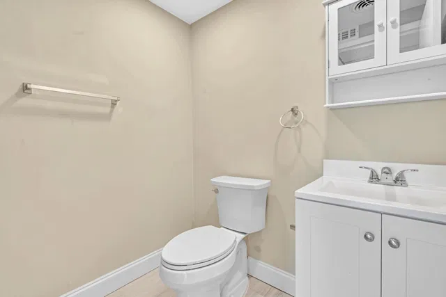 Unit H photo 32