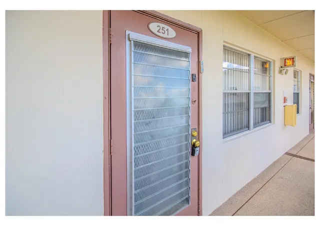 Unit 251 photo 3