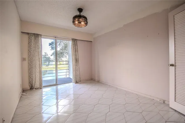 Unit 251 photo 5