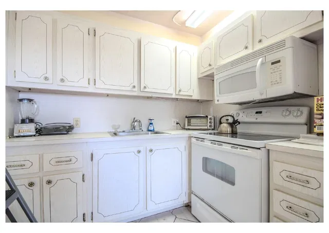 Unit 251 photo 6
