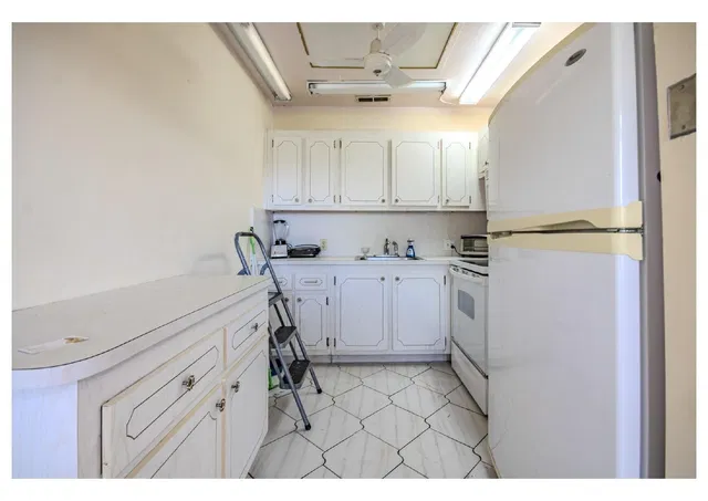 Unit 251 photo 7